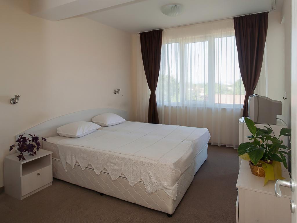 Complex Pika Hotel Golden Sands Room photo